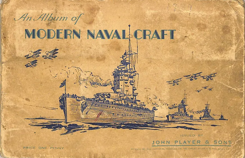 Cubierta de un álbum de cromos de tabaco de hacia 1939: un acorazado con escuadrillas de biplanos, impreso en azul sobre papel amarilleado, editado por John Player & Sons.