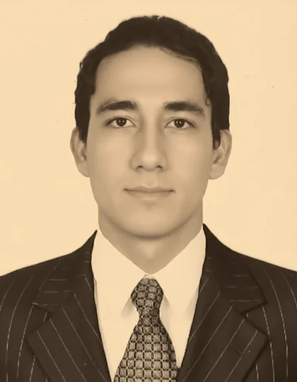 Retrato de carnet de Juan David Rodríguez, de frente y con traje oscuro, virado a sepia.